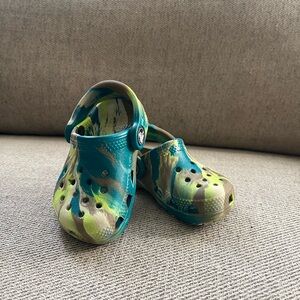 CROCS Kids Sandals in marbled Blue and Green Camo size 5c
